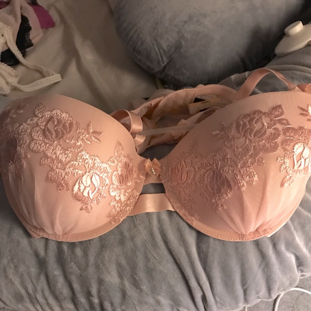 Blush lace set. New with tags. 38C